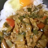 キャベツ入り白モツカレー生卵付き。